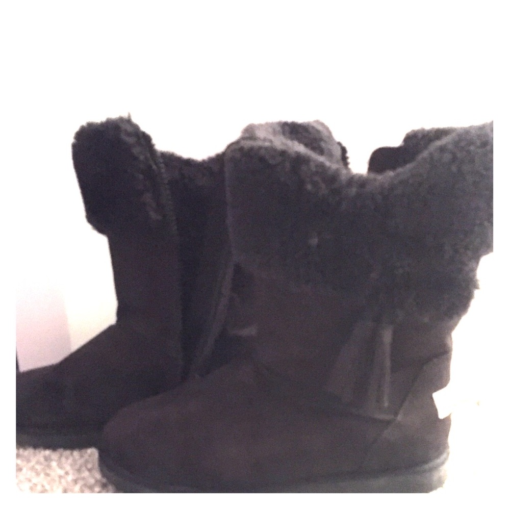Black winter boots